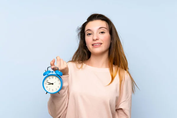 Jovem Morena Menina Mais Isolado Azul Fundo Segurando Vintage Despertador — Fotografia de Stock