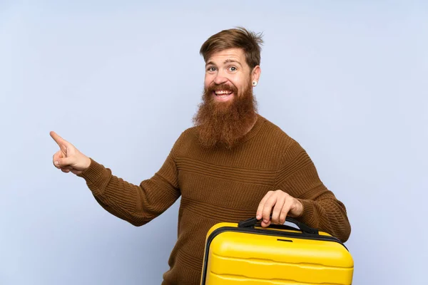 Redhead Man Long Beard Holding Suitcase Surprised Pointing Finger Side — ストック写真
