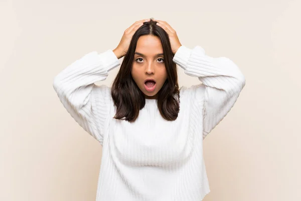 Giovane Donna Bruna Con Maglione Bianco Sfondo Isolato Con Espressione — Foto Stock