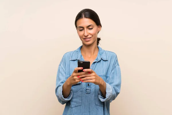 Junge Frau Mit Isoliertem Hintergrund Sendet Eine Nachricht Mit Dem — Stockfoto