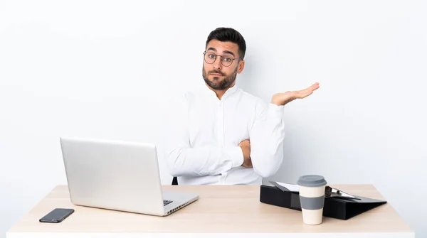 Jovem Empresário Local Trabalho Infeliz Por Não Entender Algo — Fotografia de Stock