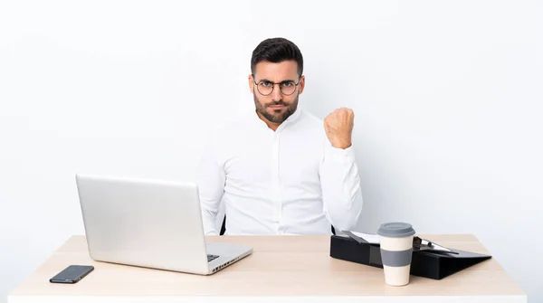 Giovane Uomo Affari Posto Lavoro Con Gesto Arrabbiato — Foto Stock