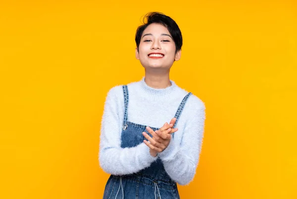 Menina Asiática Macacão Sobre Isolado Fundo Amarelo Aplaudindo — Fotografia de Stock