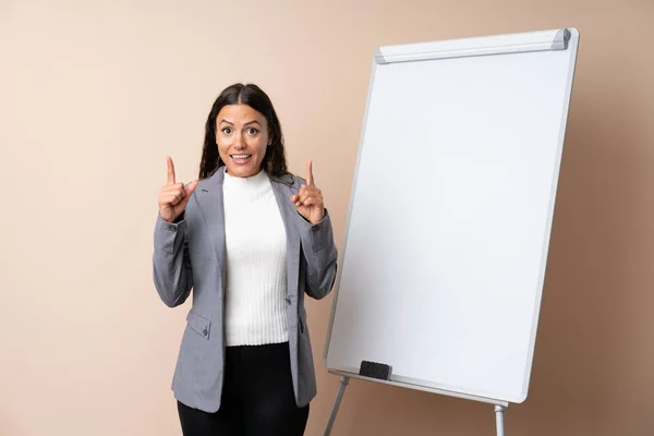 Ung Kvinna Ger Presentation Vit Bräda Pekar Upp Bra Idé — Stockfoto