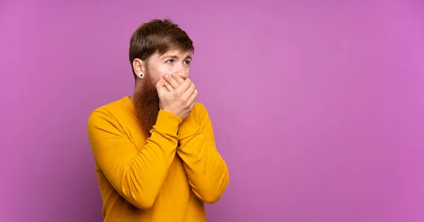 Redhead Man Long Beard Isolated Purple Background Covering Mouth Looking — Stock Photo, Image