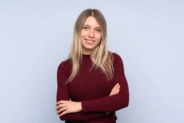 Young Blonde Woman Isolated Blue Background Keeping Arms Crossed Frontal — Stock Photo, Image