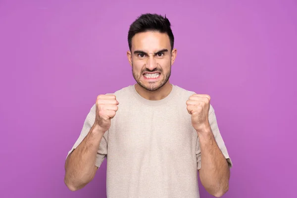 Jonge Knappe Man Geïsoleerde Paarse Achtergrond Gefrustreerd Door Een Slechte — Stockfoto