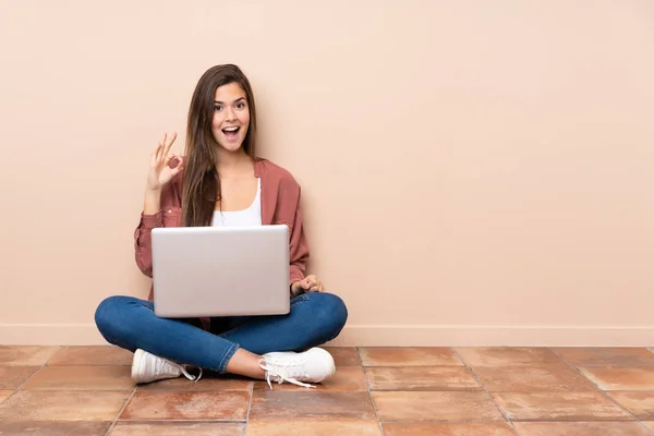 Adolescente Estudiante Chica Sentada Suelo Con Ordenador Portátil Sorprendido Mostrando — Foto de Stock