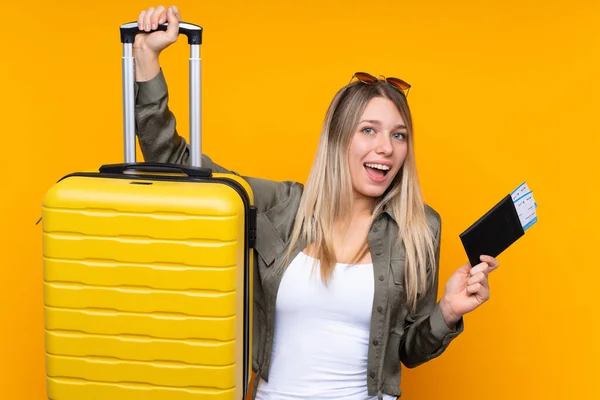 Junge Blonde Frau Vor Isoliertem Gelben Hintergrund Urlaub Mit Koffer — Stockfoto