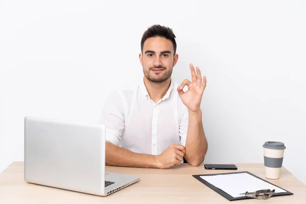 Joven Hombre Negocios Con Teléfono Móvil Lugar Trabajo Que Muestra —  Fotos de Stock