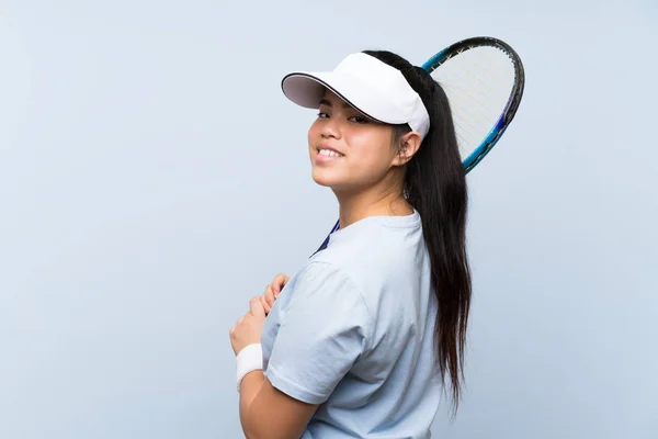 Jeune adolescent asiatique fille jouer au tennis — Photo