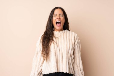 Izole arka plan üzerinde genç kadın ağzı tamamen açık ön bağırarak