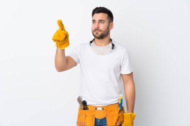Sanatçılar ya da elektrikçiler saydam ekrana dokunarak izole edilmiş beyaz arkaplan üzerinde