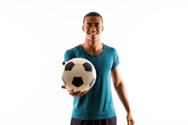 Izole beyaz arka plan üzerinde Afro Amerikan futbolcu adam