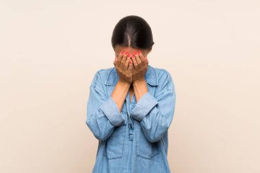 Yorgun ve hasta ifade ile izole arka plan üzerinde genç kadın