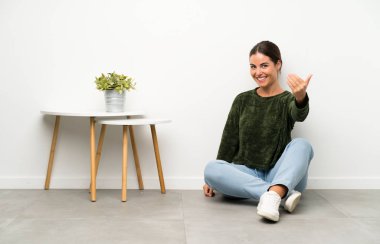 Genç kadın yere oturmaya davet