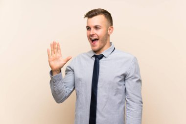 Sarışın genç iş adamı, izole edilmiş arka planda ağzı açık bağırıyor.