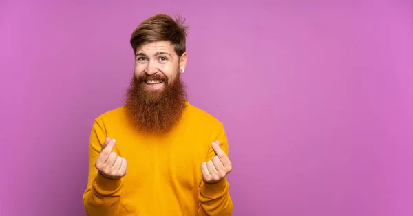 Pelirroja Con Barba Larga Sobre Fondo Púrpura Aislado Haciendo Gesto — Foto de Stock