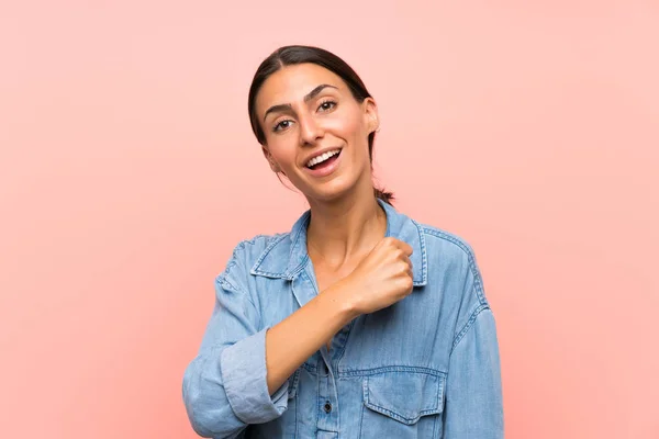 Mujer Joven Sobre Fondo Rosa Aislado Celebrando Una Victoria — Foto de Stock