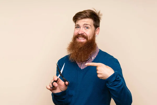 Rothaarige Mann Mit Langem Bart Über Isoliertem Hintergrund Mit Friseur — Stockfoto