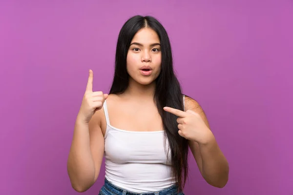 Junge Teenager Asiatische Mädchen Über Isolierte Lila Hintergrund Mit Überraschung — Stockfoto