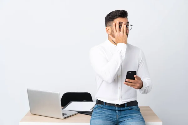 Joven Empresario Sosteniendo Teléfono Móvil Cubriendo Los Ojos Mirando Través — Foto de Stock