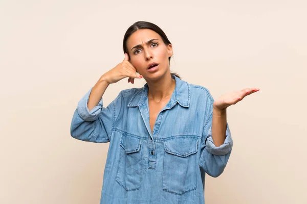 Junge Frau Über Isolierten Hintergrund Macht Telefongeste Und Zweifelt — Stockfoto