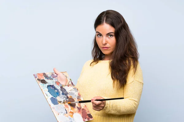 Izole Mavi Arka Plan Üzerinde Genç Sanatçı Kadın — Stok fotoğraf
