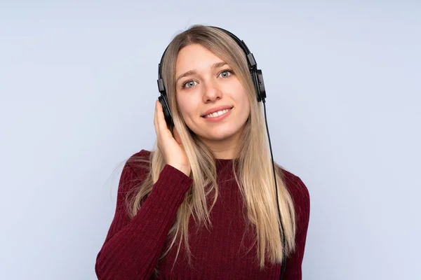 Young Blonde Woman Isolated Blue Background Listening Music — 스톡 사진