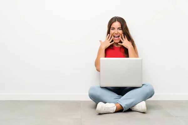 Junge Frau Mit Laptop Sitzt Mit Überraschendem Gesichtsausdruck Auf Dem — Stockfoto