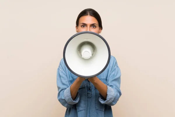 Jeune Femme Sur Fond Isolé Criant Travers Mégaphone — Photo