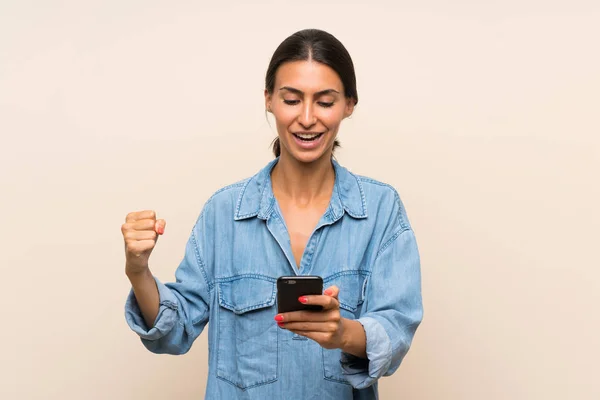 Junge Frau Mit Isoliertem Hintergrund Überrascht Und Sendet Eine Botschaft — Stockfoto