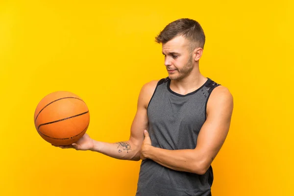Pemuda Pirang Tampan Memegang Bola Basket Atas Terisolasi Kuning Latar — Stok Foto