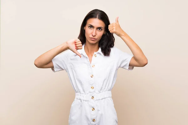 Jonge Vrouw Geïsoleerde Achtergrond Maken Goed Slecht Teken Onbeslist Tussen — Stockfoto