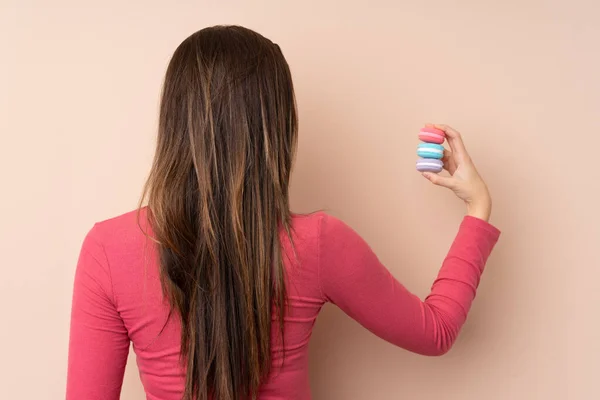 Tiener Meisje Geïsoleerde Achtergrond Met Kleurrijke Franse Macarons Achterste Positie — Stockfoto