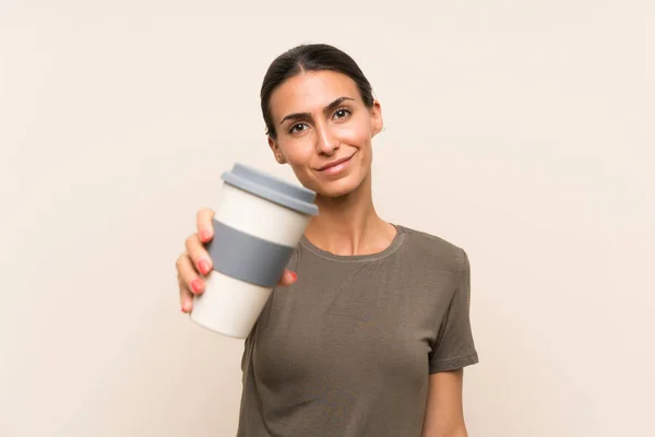 Mujer joven sosteniendo un café para llevar —  Fotos de Stock
