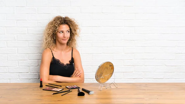 Mujer Joven Con Mucho Cepillo Maquillaje Una Mesa Pie Mirando — Foto de Stock