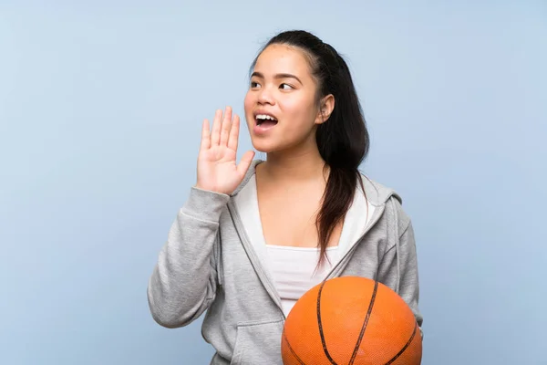 Young Asian Girl Playing Basketball Isolated Background Shouting Mouth Wide — 스톡 사진