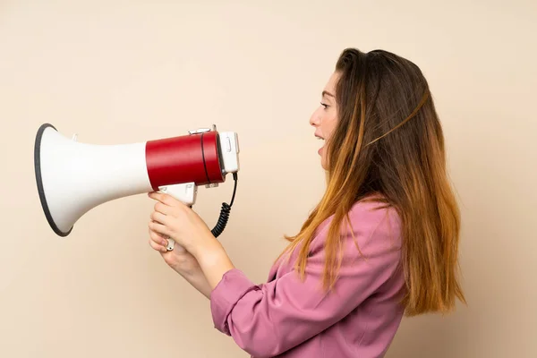 Junges Brünettes Mädchen Mit Blazer Über Isoliertem Hintergrund Das Durch — Stockfoto