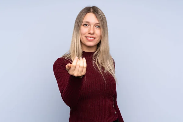 Mujer Rubia Joven Sobre Fondo Azul Aislado Invitando Venir Con — Foto de Stock