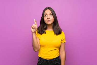 Genç esmer kız izole edilmiş geçmişinde şans diliyor ve en iyisini diliyor.