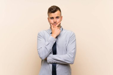 Izole arka plan üzerinde genç sarışın işadamı gülüyor