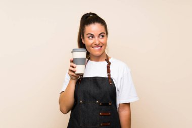 Kahve yiyişen genç kadın