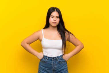 Asyalı genç bir kız izole edilmiş sarı bir geçmişi var.