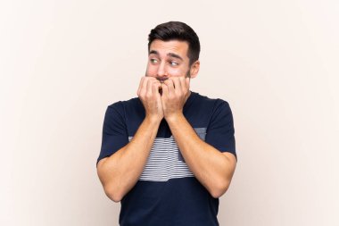 Sakallı, sakallı, sakallı, gergin ve korkmuş genç bir adam.