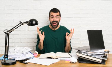 Yüzünde şok ifadesi olan öğrenci.