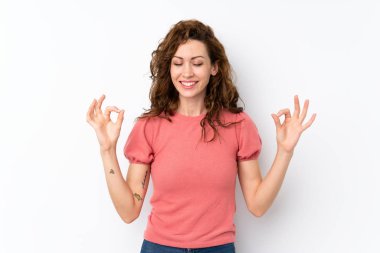 Zen pozuyla izole edilmiş genç ve güzel bir kadın.