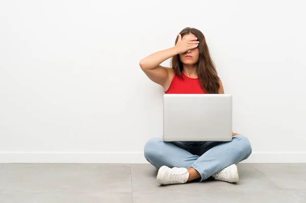 Νεαρή Γυναίκα Ένα Φορητό Υπολογιστή Που Κάθεται Στο Πάτωμα Και — Φωτογραφία Αρχείου