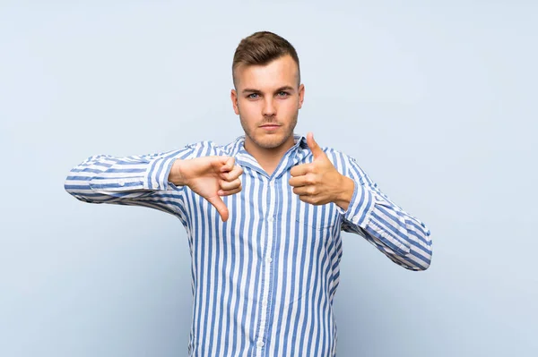 Junger Gutaussehender Blonder Mann Über Isoliertem Blauem Hintergrund Der Ein — Stockfoto