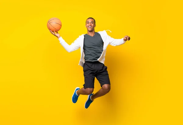 Афро-американский баскетболист над изолированным желтым бэкгро — стоковое фото